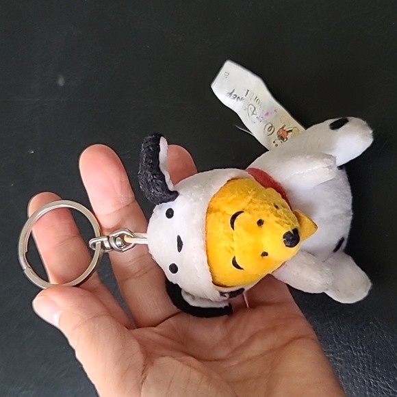 Winnie the Pooh Disney World Keychain - Picture 2 of 9